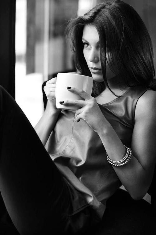 Девушка пьет кофе на диване